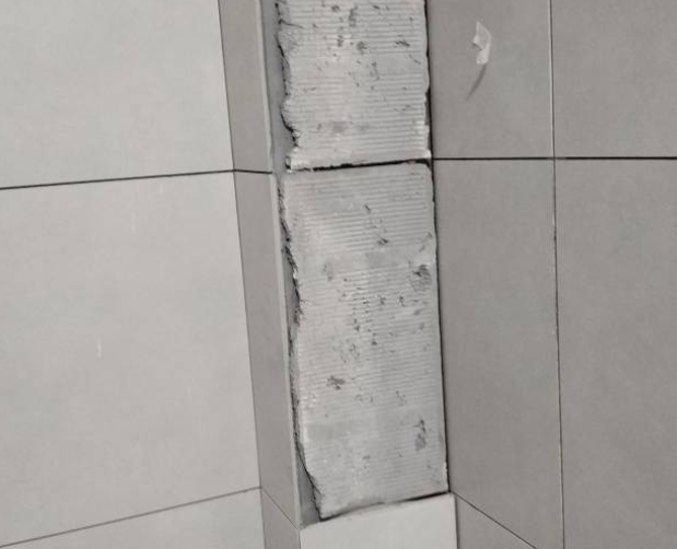 遵义瓷砖空鼓维修公司分享下瓷砖施工前基层浇水润湿程度不足，可能导致以下问题